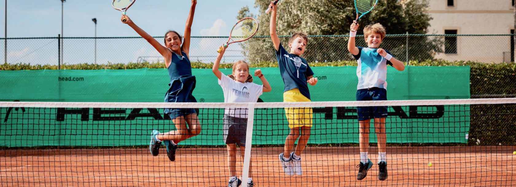 http://www.tennisschule.wien/cms/media/kids_11_dl-1680x610.jpg